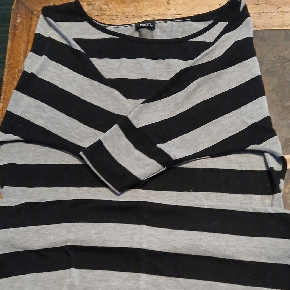 Rue21 Black and Gray Knit Top